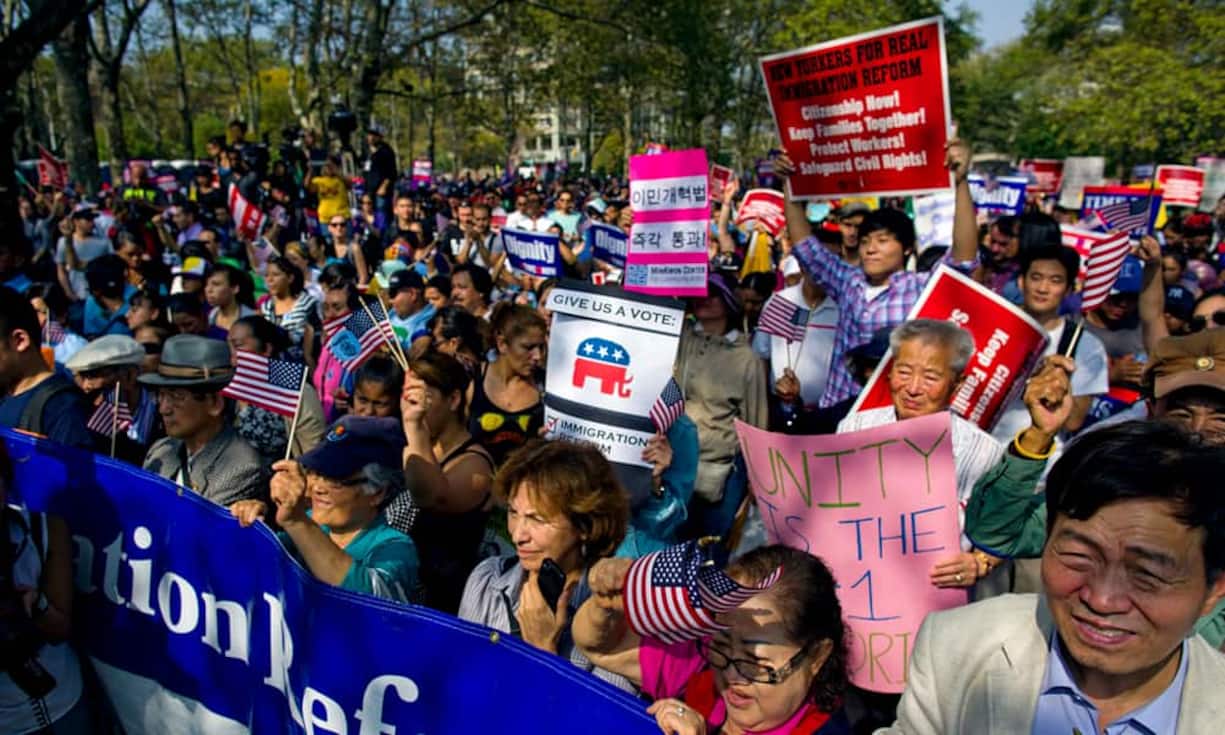 Verlierer: Einwanderer
Donald Trump ist knallhart, wenn es um dieses Thema geht. Er fordert Massenabschiebungen und Einwanderungsstopps.
