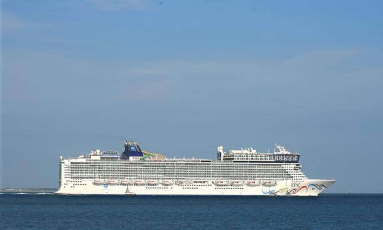 Platz 4: Norwegian Epic. Die Norwegian Epic gehört zur US-amerikanischen Reederei Norwegian Cruise Line. Es wurde mit 155'873 BRZ vermessen und bleibt bis zur Indienstnahme der Norwegian Escape 2015 das grösste Schiff der Reederei, das vor allem junge Leute ansprechen soll: So gibt es im «Entourage Teen Center» unter anderem Videospiele und Disco-Abende.
Wikimedia Commons/Brian Burnell