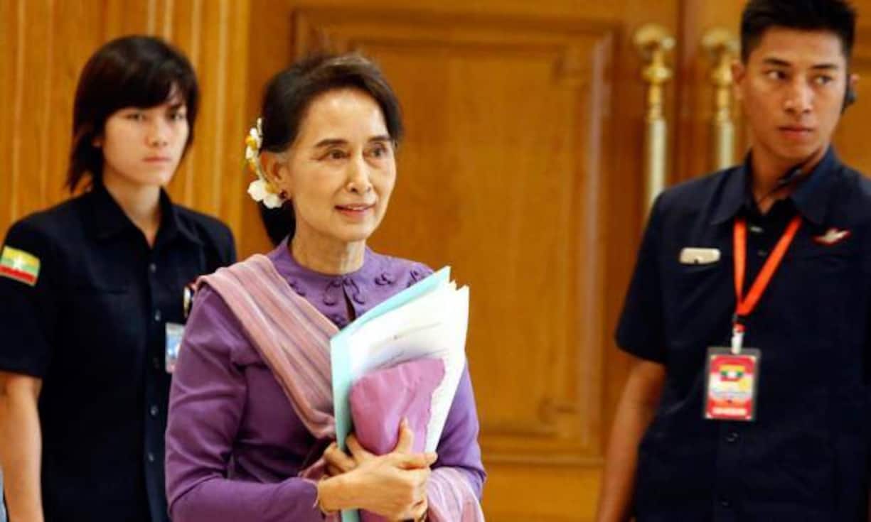... oder Aung San Suu Kyi, die Myanmar trotz Verfassungsverbot anführt. Die Friedensnobelpreisträgerin ist die Identifikationsfigur ihres Landes und wollte sich nicht in die Rolle einer Zuschauerin zurückziehen. Offiziell ist sie «Regierungsberaterin».