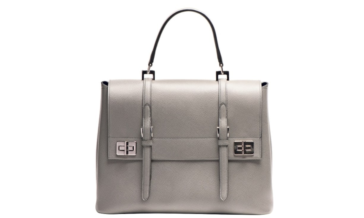 Prada Die Schultertasche aus Kalbsleder von Prada ist eine Investition für das Leben. Farbgebung und Design machen sie zu einem zeitlosen und vielseitig einsetzbaren Accessoire mit dem Potenzial zur Ikone. Preis: 3'130 Franken