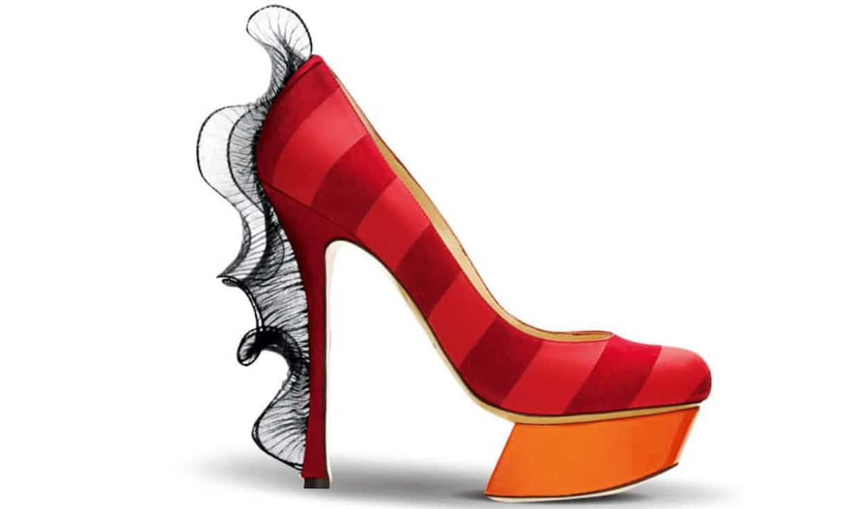 NICHOLAS KIRKWOOD: High Heel mit Volant und Velours. Rund 900 Franken.