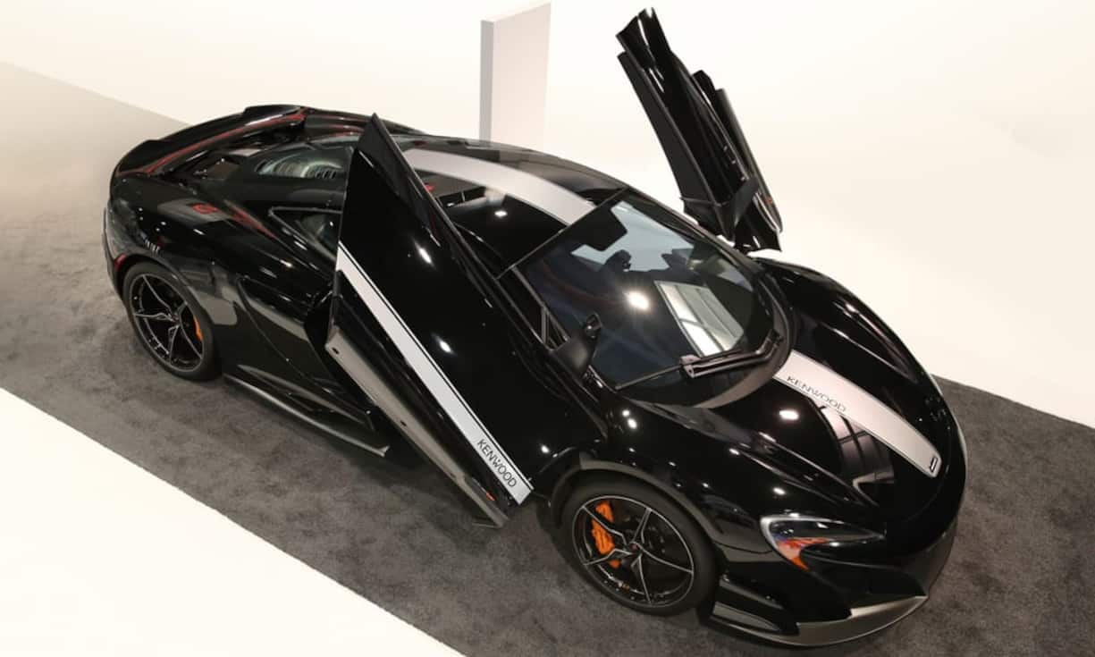 Von aussen sieht das Auto schlank und edel aus — wie ein McLaren eben. Anstelle der Rückspiegels besitzt der Sportwagen übrigens zwei Kameras.