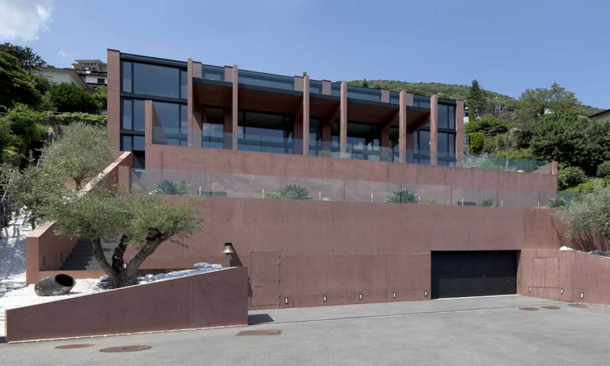 Die Liegenschaft mit 1470 m² verfügt über 12 Garagenplätze, 13 Schlafzimmer inklusive Bädern und verschiedensten Räumlichkeiten. Die Terrassen sind aus Naturstein und die Fussböden in den Schlafräumen aus edlem Parkett. Das Haus verfügt über Solar- und Erdsondenheizung.