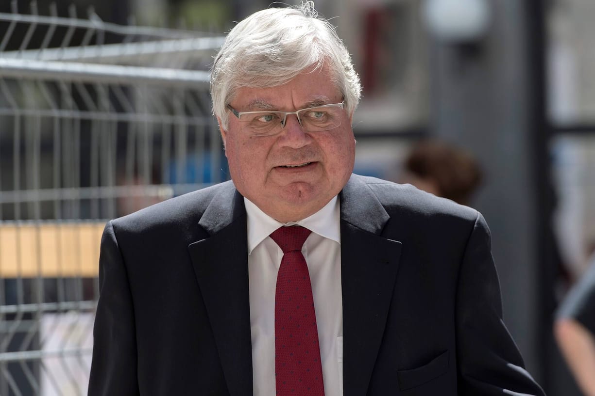 Renzo Ambrosetti begibt sich zur Abschiedsfeier des verstorbenen Andre Daguets in die Französische Kirche.