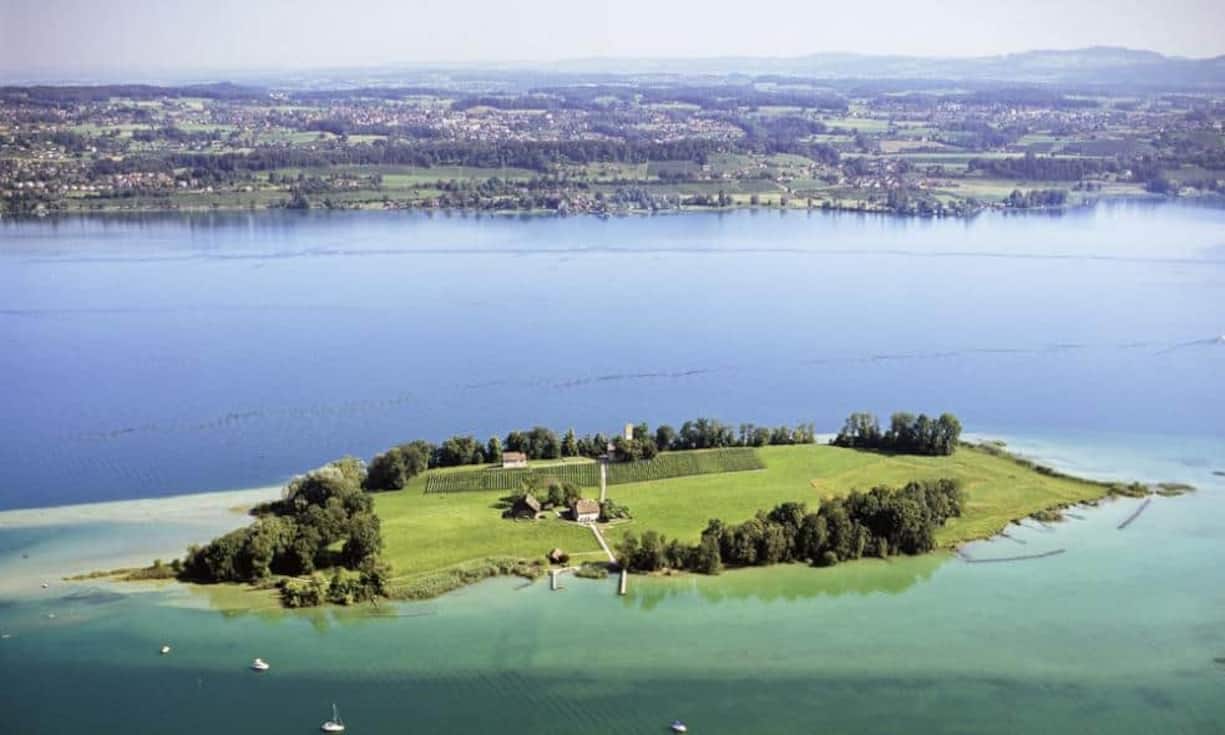 Im Zürichsee befindet sich die Insel Ufenau. Ufnau ist die grösste unter den Schweizer Inseln und gehört seit über 1000 Jahren dem Kloster Einsiedeln. Seit 1927 steht das Eiland unter Naturschutz. Vladi Private Islands