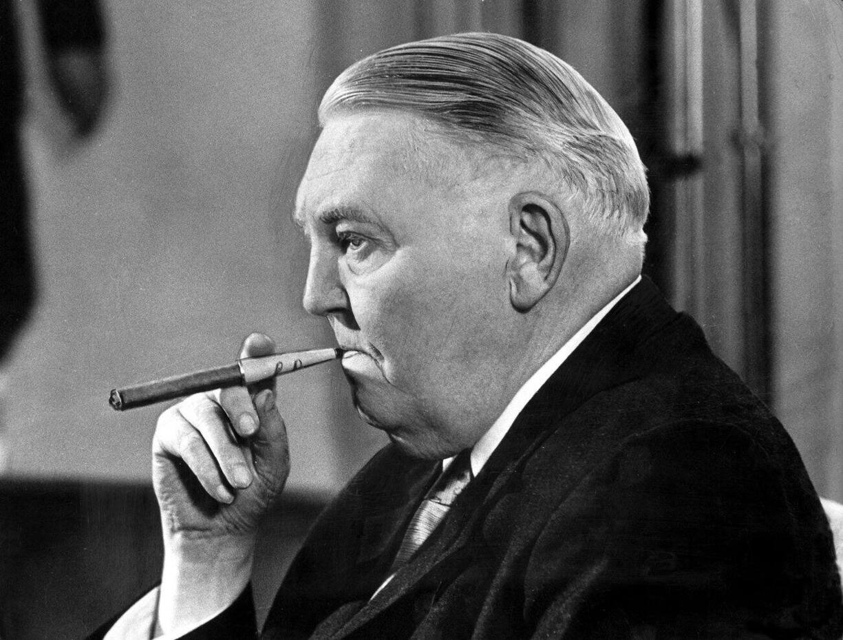 ARCHIV - 09.10.1964, Nordrhein-Westfalen, Bonn: Der damalige Bundeskanzler Ludwig Erhard (CDU) raucht eine Zigarre bei einem Interview im Palais Schaumburg. NUR SW. (Zu dpa "Ludwig Erhard 4.0: wie sozial ist die Marktwirtschaft noch?") Foto: dpa +++ dpa-Bildfunk +++ (KEYSTONE/DPA/dpa)