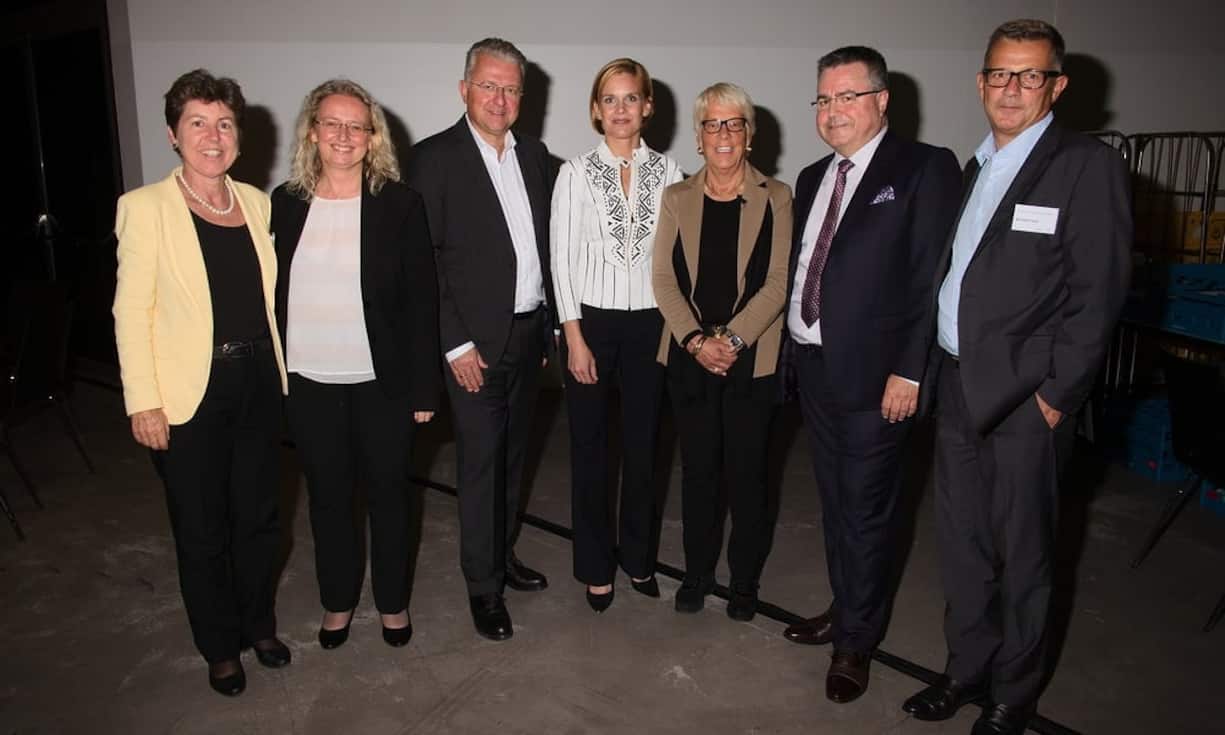 Kathy Riklin, Nationalrätin;
Daniela Decurtins, VSG; 
Christian Gansch;
Sandra Boner;
Carla del Ponte;
Kurt Lüscher, Gastgeber;
Michael Frank, VSe (v.l.n.r.)Bilder: Markus Senn