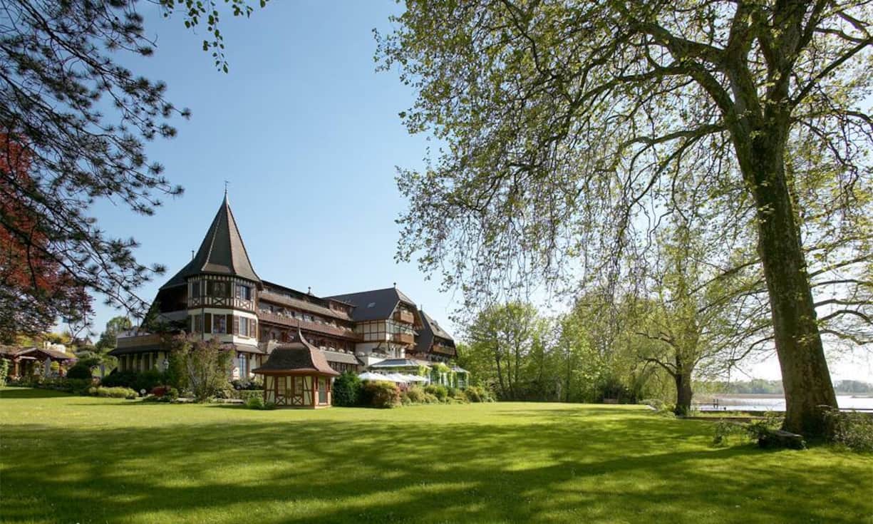 Auf Platz 10 der besten Ferienhotels der Schweiz: Das romantische Landhaus «Le Vieux Manoir» liegt in einem weitläufigen Park direkt am malerischen Murtensee in Murten - Meyriez. Es schliesst jedoch Ende Saison. (Platz 11 beim Ranking 2012)