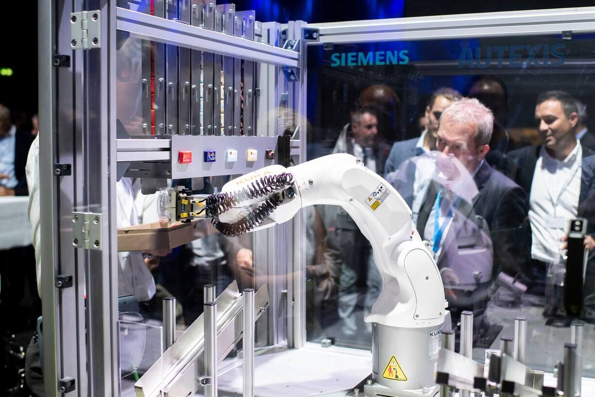 Besucher unterhalten sich am Swissmem Industrietag 2018 im Hallenstadion, aufgenommen am Dienstag, 19. Juni 2018 in Zuerich. (KEYSTONE/Ennio Leanza)