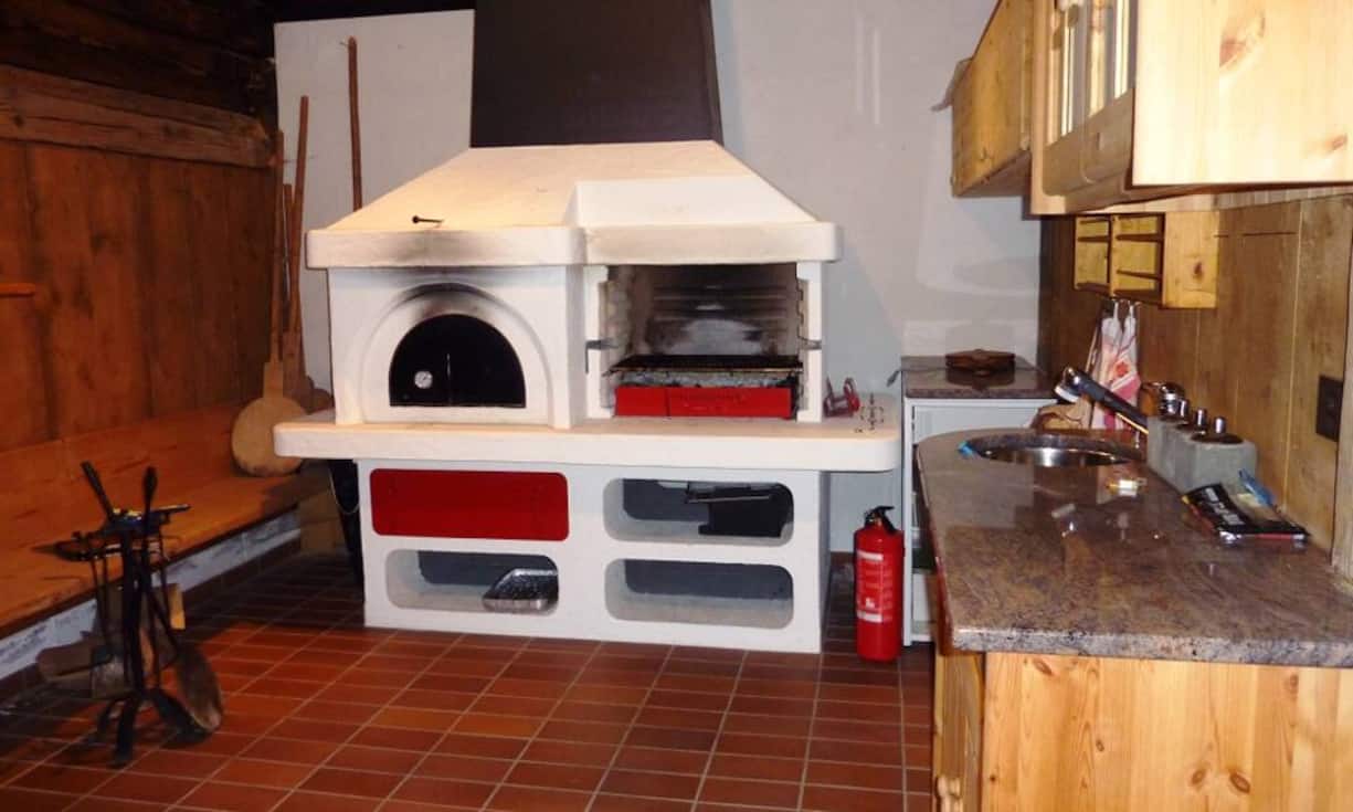 Holzofen kann in der Ăbergangszeit als Heizung verwendet werden. Im Obergeschoss befindet sich neben zwei Schlafzimmern auch ein Mehrzweckraum.