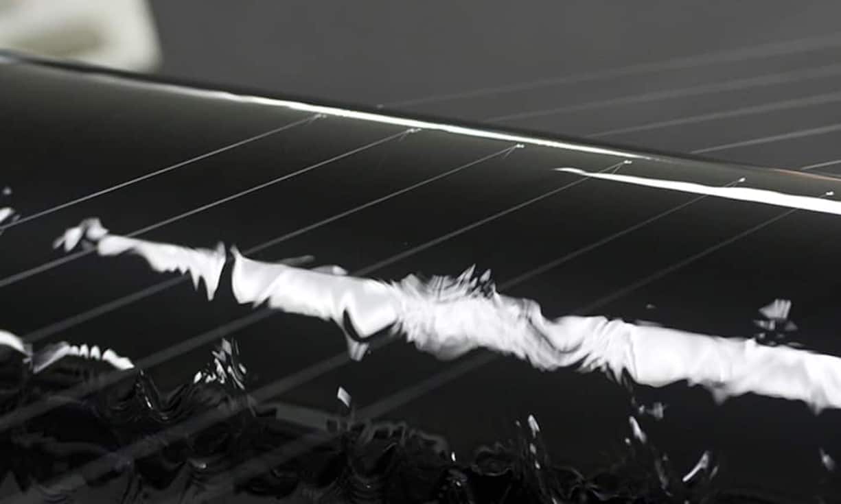 Und so entsteht das etwas spezielle Garn: Hauchdünne Fäden laufen über in Ethanol getränkte Rollen. Grundlage ist Gelatine, die aus Kollagen gewonnen wird, dem Hauptbestandteil von Haut, Knochen oder Sehnen.