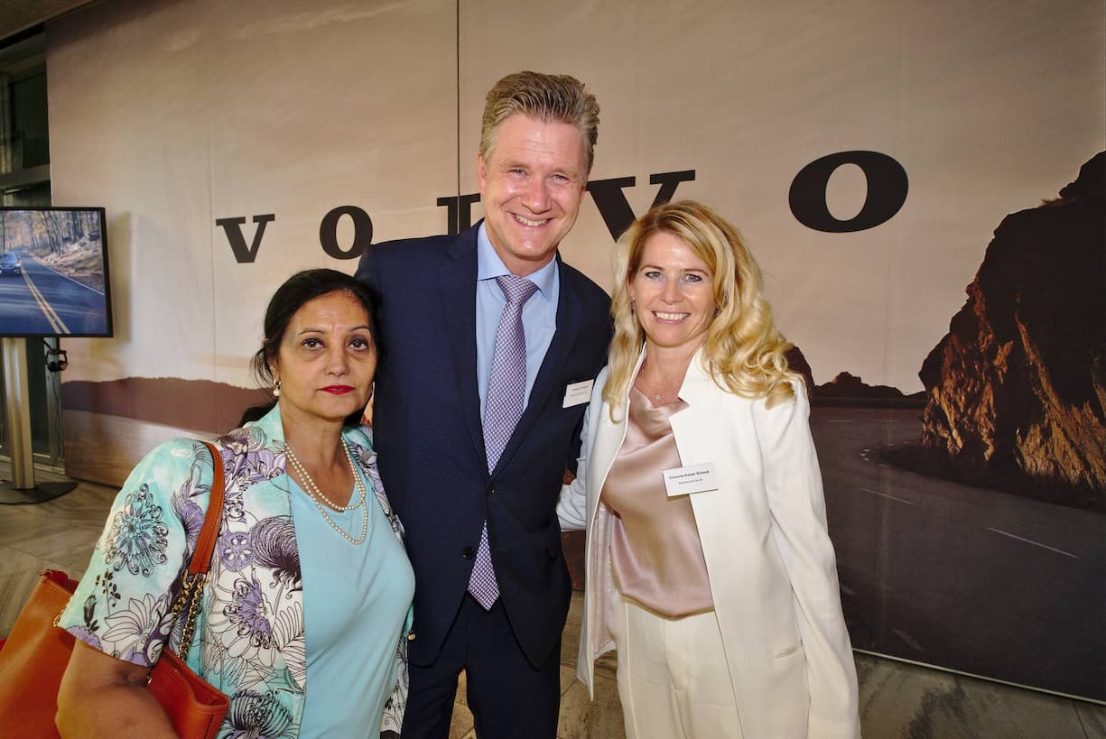 Ora Hutmacher, Maerki Baumann & Co AG;
Thomas F. Schaub, Bank CIC (Schweiz) AG;
Susanne Kaiser Schaub, Mirabaud & Cie SA