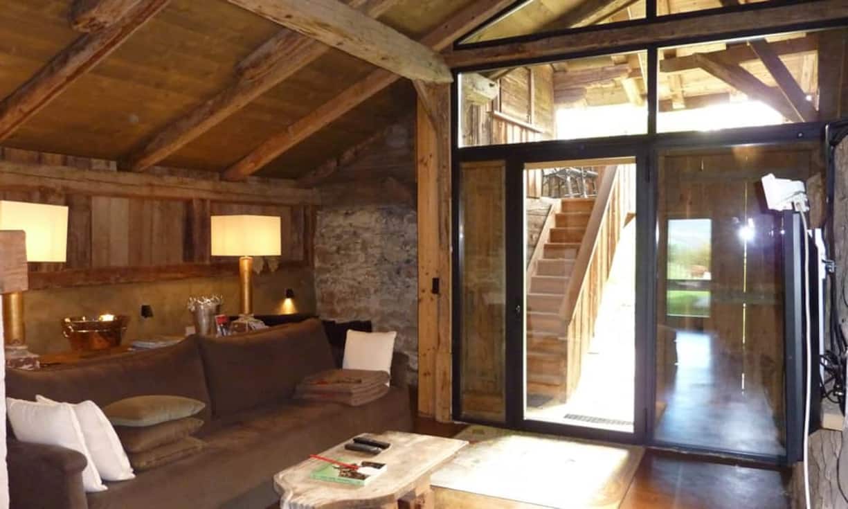 ... lässt sich in einen kleinen Kinosaal oder Partyraum umfunktionieren. In der Wohnküche sorgt...