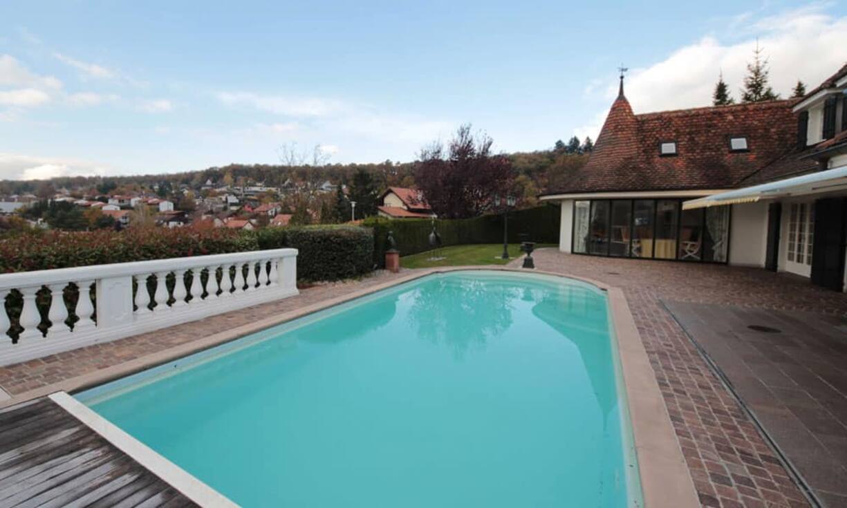 Der Aussenpool bietet weite Sicht ins Grüne und auf Hofstetten. Preis: 3'590'000 Franken Quelle und Bilder: Engel & Völkers