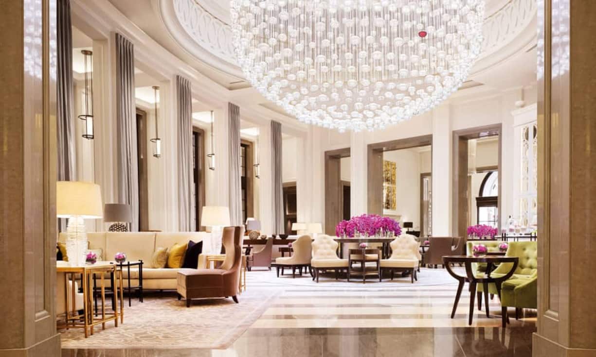 Platz 7: Corinthia London, London.Das Corinthia prescht sechs Ränge nach vorne (Vorjahr: Rang 13) und erfreut mit den grössten Standardzimmern in London, hervorragendem Spa und einem originellen Blumen- und Schokoladengeschäft im Eingangsbereich.