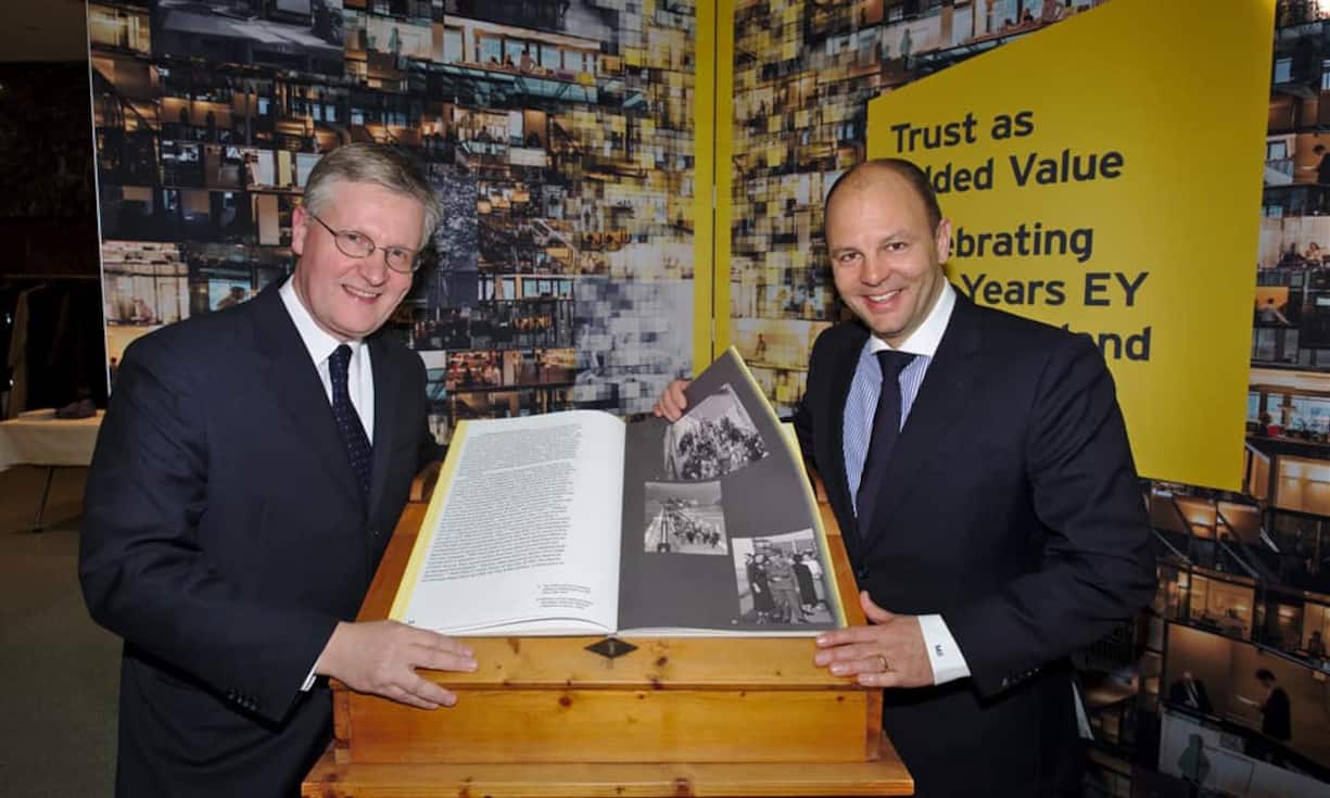 Bruno Chiomento, VRP, EY Schweiz; Marcel Stalder, CEO, EY Schweiz mit grossformatiger Ausgabe des Jubiläumsbuches (v.l.n.r.) 
Bilder: Markus Senn