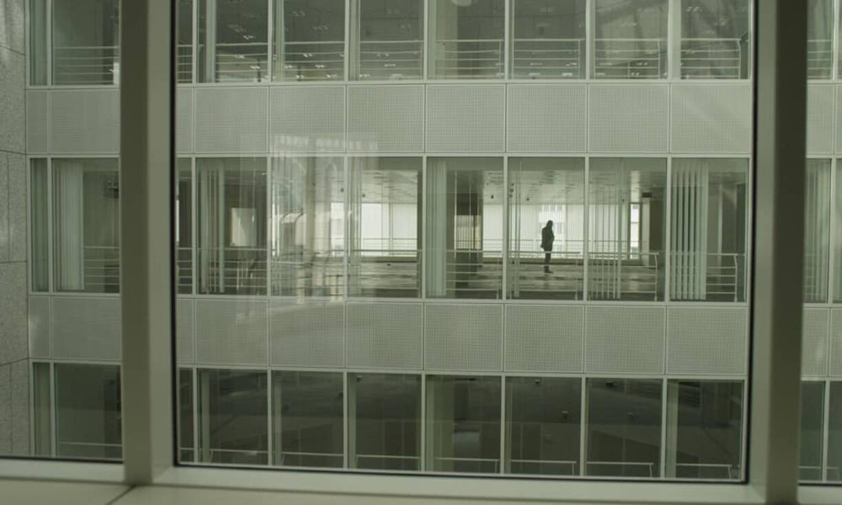 Starke Bilder, starker Film: Gedreht wurde «Master Of The Universe» in einem leerstehenden Gebäude im Frankfurter Bankenviertel. «Ein Glücksfall», sagt Regisseur Marc Bauder. Damit sei es ihm gelungen, den Stillstand zu vermitteln, in dem sich die Gesellschaft derzeit befinden würde. «Wir wollten die Geschichte im Zentrum spielen lassen, dort wo sie stattfindet.»