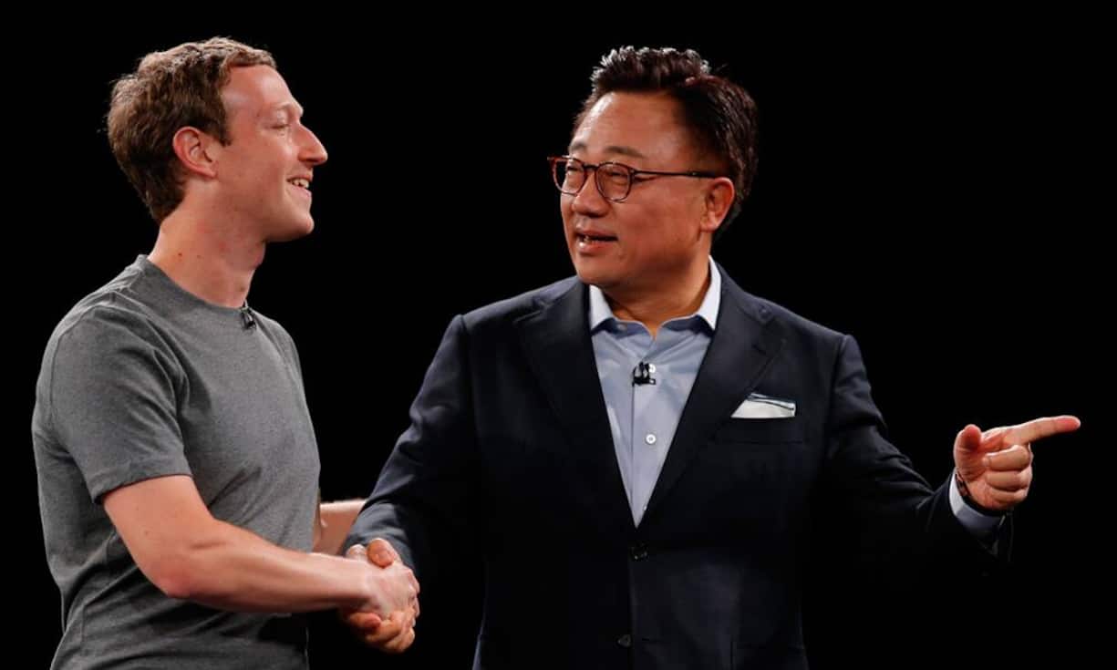 ...planen die Südkoreaner, ihr Angebot in Sachen virtueller Realität auszubauen. An ihrer Seite steht dabei Facebook: Konzernchef Mark Zuckerberg schaute überraschend bei der Präsentation vorbei. Samsungs VR-Brillen stammen von Oculus, das wiederum von Facebook aufgekauft wurde.