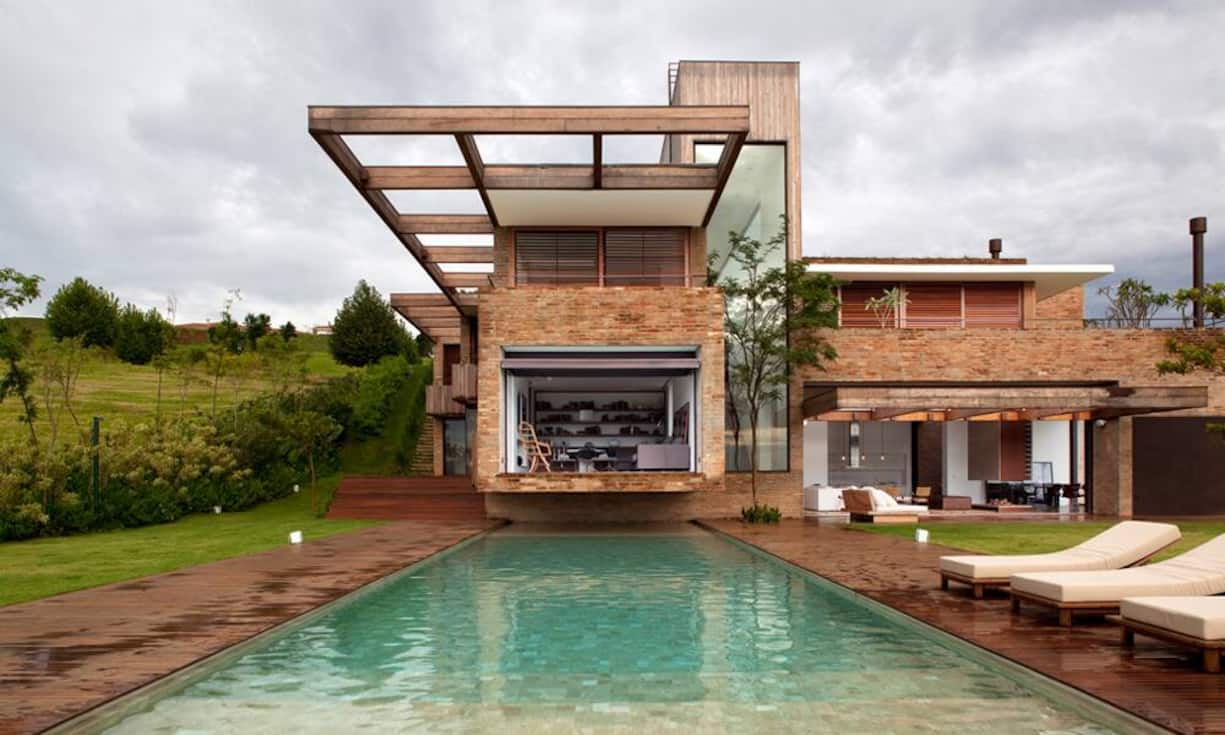 … in unwegsamem Gelände und ist von der Strasse aus kaum erkennbar. Neben fantastischen Aussichten bietet das Haus…