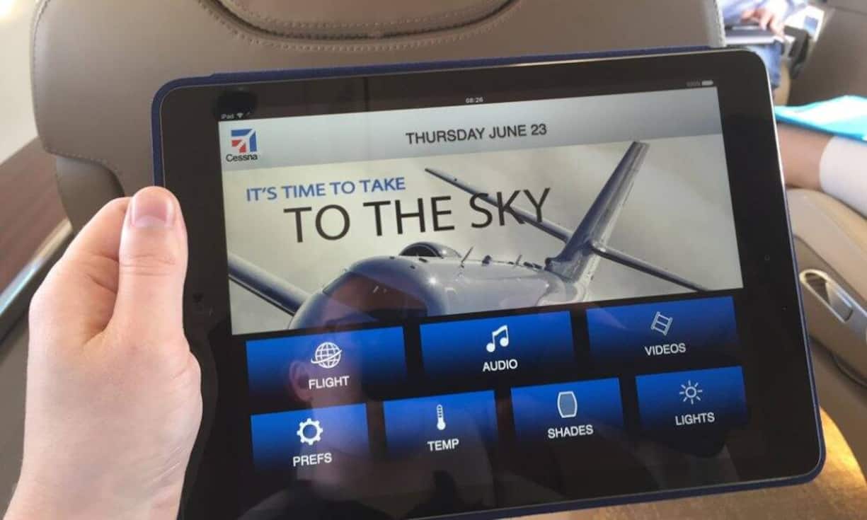 Mit einem iPad lassen sich die Klimaanlage, der Sichtschutz und das Soundsystem vom Platz aus bedienen.