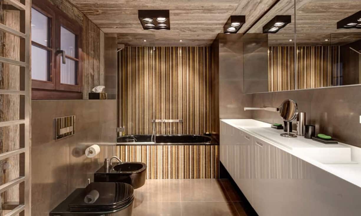 ... Badezimmer besticht mit klaren Linien und edlen Materialien. Den Preis gibts auf Anfrage. (Quelle/Bilder: 
Engel & Völkers)