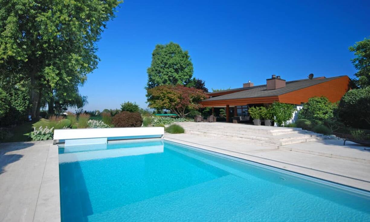 Das Aussencheminée, die Lounge und der Pool bieten sich an, um im Sommer ausgedehnte Poolpartys zu feiern.