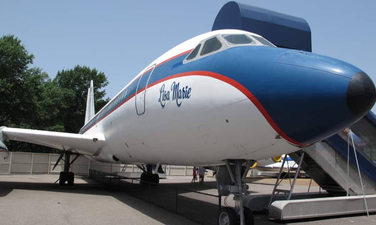 Auf Graceland sind auch die zwei Privatjets von Elvis zu besichtigen. Doch nun sollen «Lisa Marie» und «Hound Dog II» versteigert werden. Das verantwortliche kalifornische Auktionshaus Julian's Auctions schätzt die Einnahmen auf 10 bis 15 Millionen Dollar.