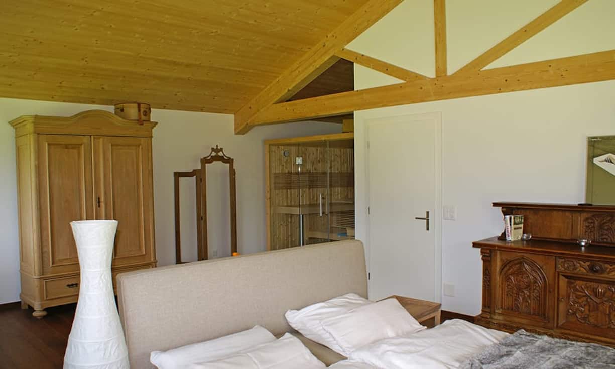 ... und den Masterbedroom mit Sauna sowie ein Bereich für einen begehbaren Kleiderschrank, welcher zu der Terrasse ausgerichtet ist.
