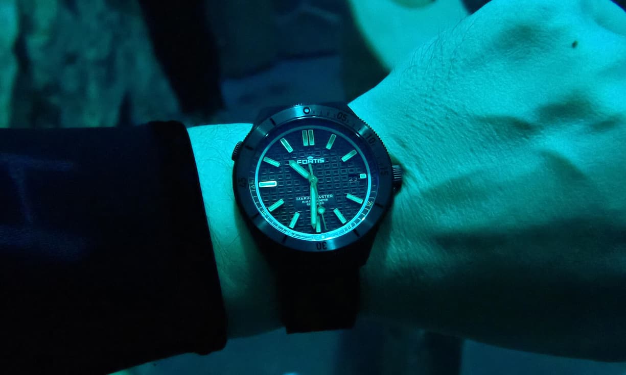 Sicherheit geht vor: die Marinemaster M-44 DLC Black Resin, hier im 20 Meter tiefen Tauchturm in Siegburg, einem beliebten Ausbildungszentrum für Geräte- und Freitaucher. 