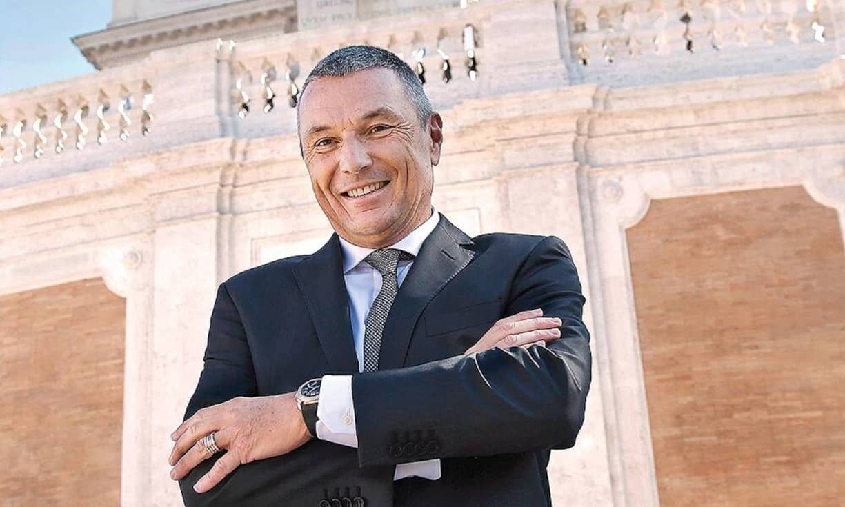 «Bilanz» hat das «Who is who» der Schweizer Wirtschaft ermittelt. Die wichtigsten Personen im Bereich Luxus:Jean-Christophe BabinCEO BulgariBabin, früher CEO der Uhrenmarke TAG Heuer, führt Bulgari erst seit drei Jahren. Er hat in dieser Zeit allerdings viel bewegt, etwa das Angebot der Marke klarer strukturiert und die Bereiche Schmuck und Femininität verstärkt.Imago