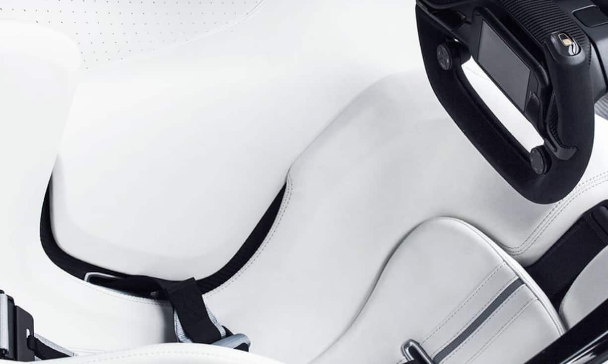 Auch das Innendesign ist aussergewöhnlich. Die Sitze sind in einem 45-Grad-Winkel angelegt und das Lenkrad sieht aus, wie aus einem Formel-1-Wagen.