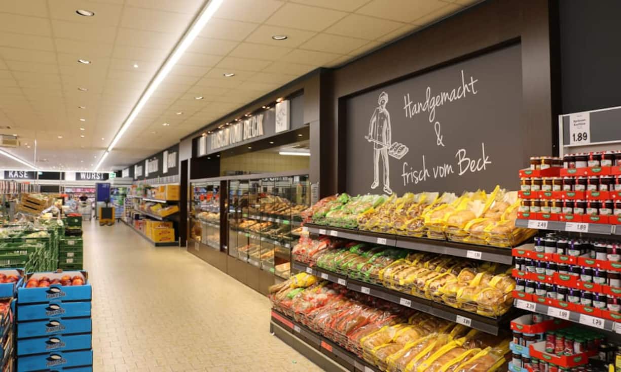 Die Discounter entwickeln sich stetig weiter: Lidl backt in der Abteilung «Direkt aus dem Ofen» im Laden Brot frisch auf und verkauft heute rund 120 Obst- und Gemüseartikel.