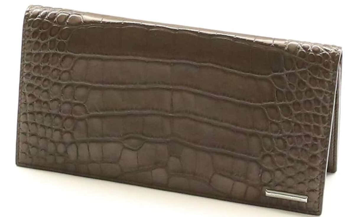 Edel: Zegna Dank schlankem Format, passt dieses Portemonnaie aus Kroko-Leder perfekt in die Anzugstasche und macht einen guten Eindruck beim Bezahlen des Geschäftsessens. 16 Kartenfächer sind hier vorhanden. Preis 1.715 Franken