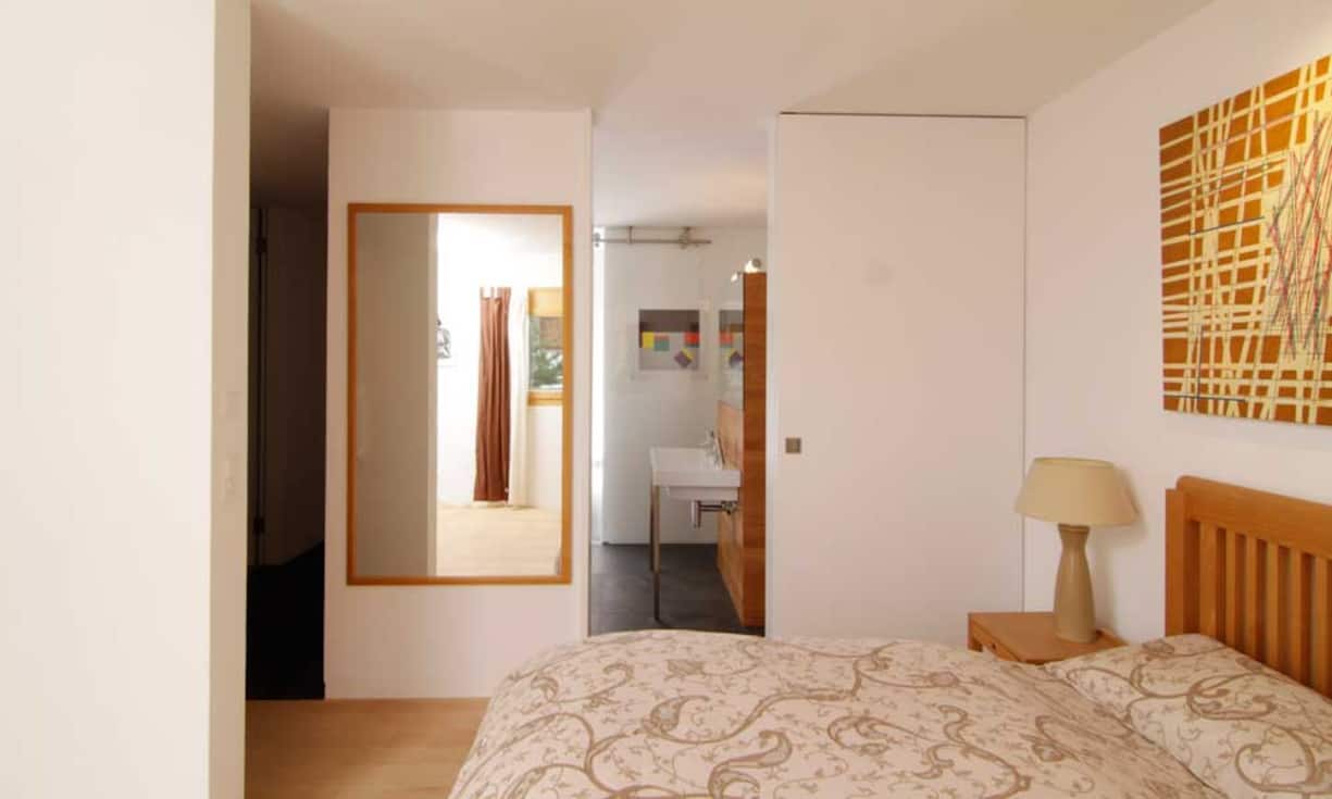 In den Schlafräumen findet sich ein elegantes Parkett. Beheizt wird die Wohnung mit einer eigenen Wärmepumpenheizanlage mit Erdsonden, welche die Wärme über eine Fussbodenheizung verteilt.