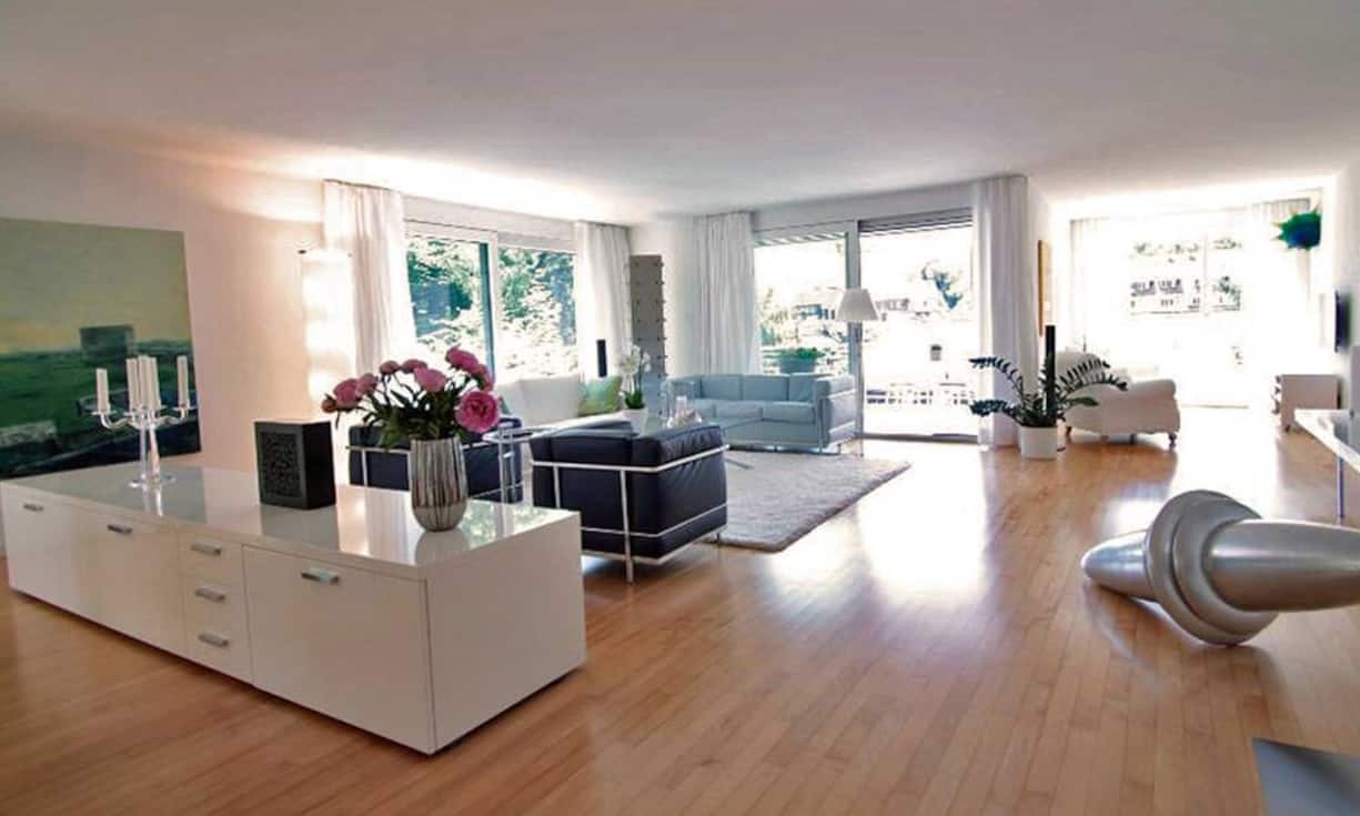 Nach dem Eintreten steht man im sehr grosszügigen Wohnzimmer mit raumhohen Fensterflächen.