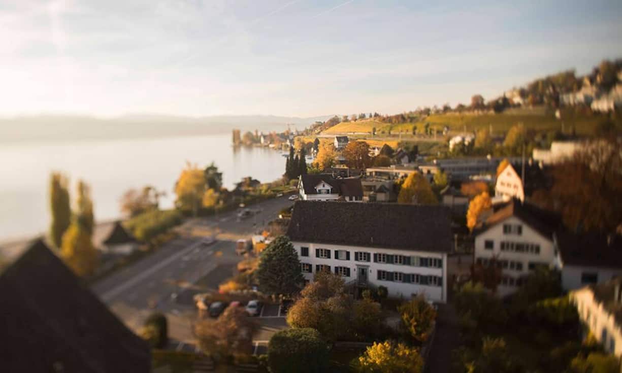 Immobilienkompass 2016 - so viel zahlen Sie für eine Eigentumswohnung in den Zürcher Seegemeinden (4,5 Zimmer, 130 Quadratmeter Wohnfläche, Baujahr 2012)Die hohe Angebotsquote von 9,52 Prozent deutet stark darauf hin, dass die Preise in Meilen fallen dürfen. Bilder: Sophie Stieger; Quelle Karten: Wüest Partner