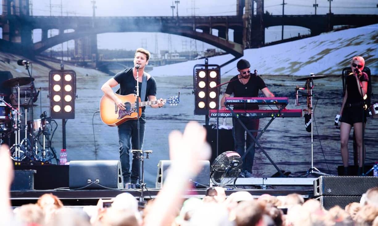 Daneben zählen Anna Rossinelli, Seven und Bastian Baker (Bild) zu den beliebtesten Corporate-Acts. Laut Konzertagentur Gadget reicht das Spektrum von 5000 bis 70'000 Franken – je nach Bekanntheit, Formation und Anlass.Bilder: Keystone/ZVG