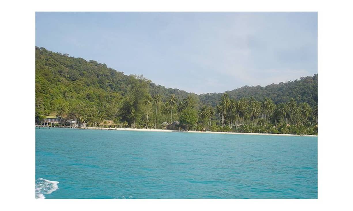 Die Nachbarsinsel Ko Kut ist ein von Dschungel überwachsenes Eiland. Abenteuerlustige werden sich über die Wildschweine, Fledermäuse und die sechs  Meter langen Pythonschlangen freuen. Das frühere Piratennest, beherbergt heute 30 Resorts an den schönsten Stränden, die die Herzen der Besucher höher schlagen lassen. (Bild: Wikipedia/Sry85/CC)