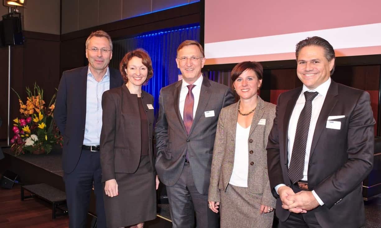 Teilnehmer am Panelgespräch:
Marcel Walker, Head Cloud Services, Swisscam (Schweiz) AG;
Patricia Pesenti, GL-Mitglied, Ringier AG;
Moderator Hans Knöpfel;
Vera Brannen, Geschäftsführerin, Usable Brands AG;
Rainer Roten, Vorsitzender der Geschäftsleitung, Schindler Aufzüge AG