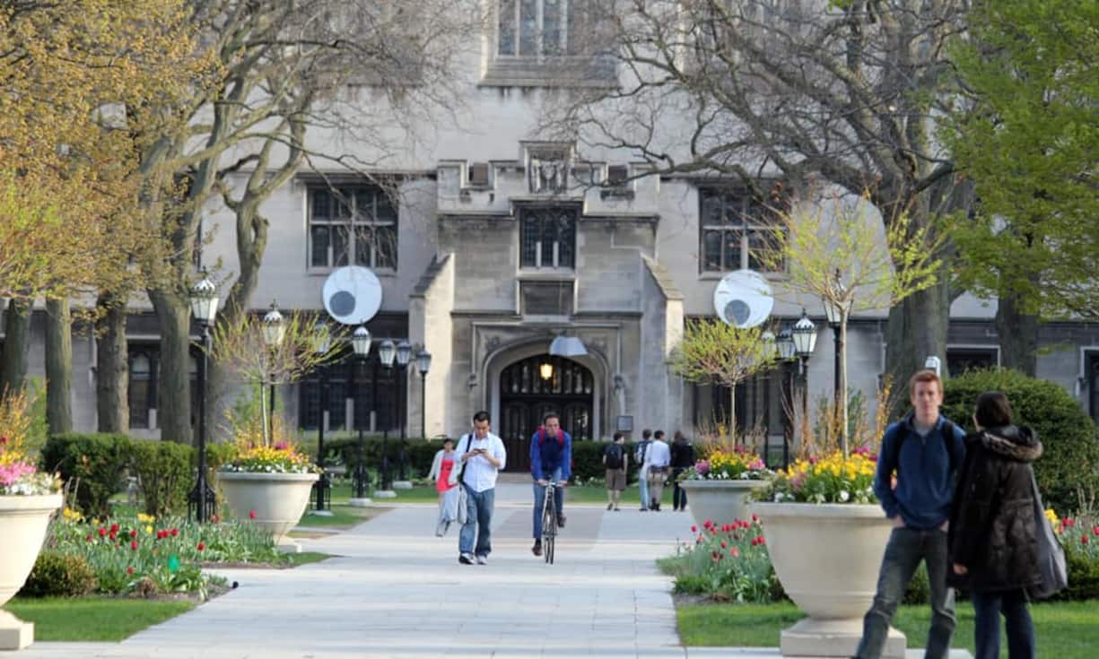 Platz 7: University of Chicago Die University of Chicago hat mehr Nobelpreisträger als das MIT oder Harvard vorzuweisen. Insgesamt lehren, lehrten oder lernten an der University of Chicago 83 Nobelpreisträger. Mit 665 reichen Alumni liegt die Uni auf Platz 7.Quinn Dombrowski/Flickr/CC