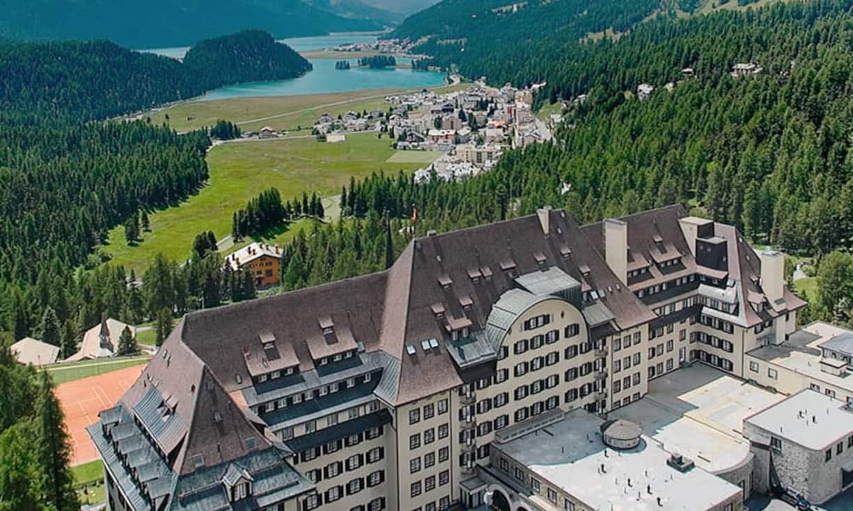 Aut Platz 6: Das Survretta House in St. Moritz steht inmitten der hochalpinen Landschaft des Oberengadins. Ringsum ragen majestätisch die Gipfel der Berge in den Himmel. (Platz 6 beim Ranking 2012)