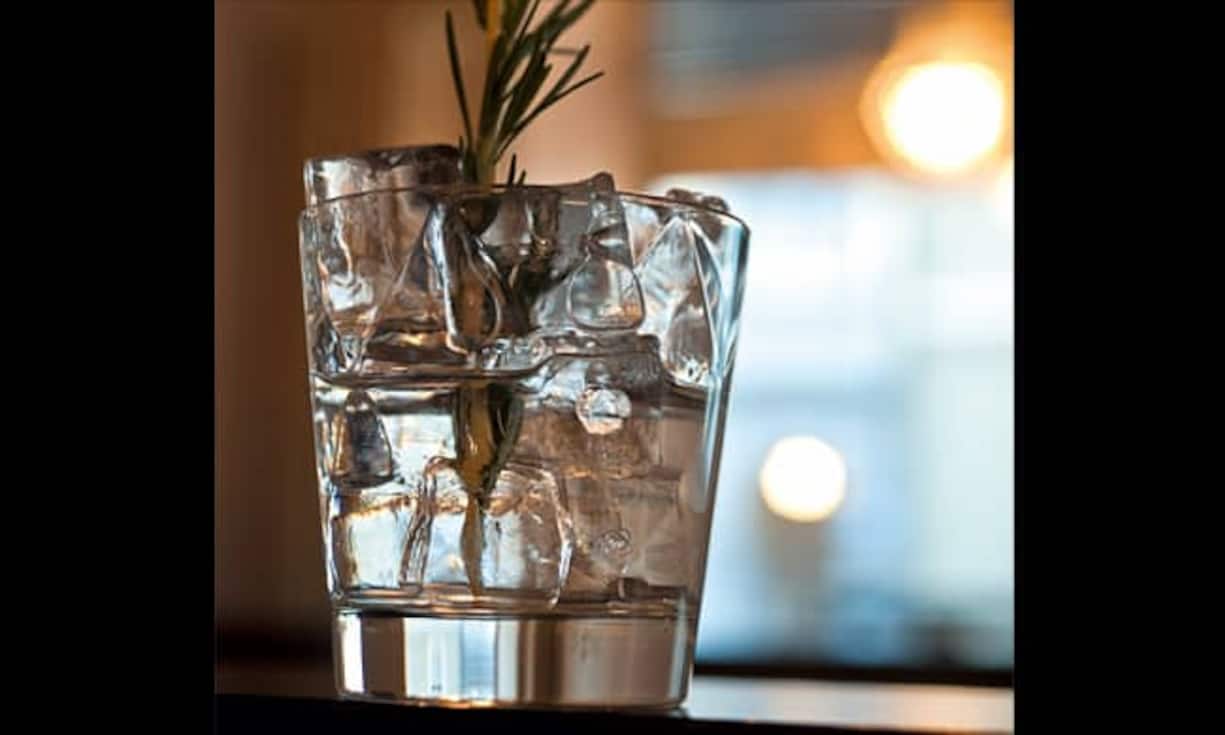 Gin mediterran: Der Gin Mare schmeckt nach Meer und Ferien, vor allem wenn er mit einem Rosmarin-Zweig serviert wird.