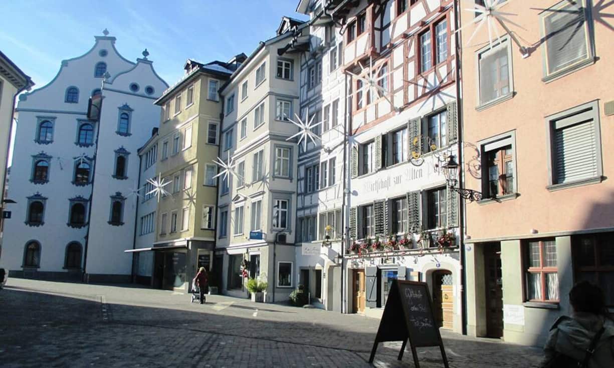 Platz 8: St. Gallen Nicht nur gute Bratwurst, auch viele Besonderheiten (Rang 2) wie das Kloster, viele Museen und antike Bauten finden sich in der Stadt im Osten. Die Kategorie Bevölkerung und Wohnen, bei der Werte wie die Entwicklung der Stadtbevölkerung und die Anzahl neu erstellter Wohnungen einfliessen, ist mit Rang 111 schlecht bewertet.
Pixabay