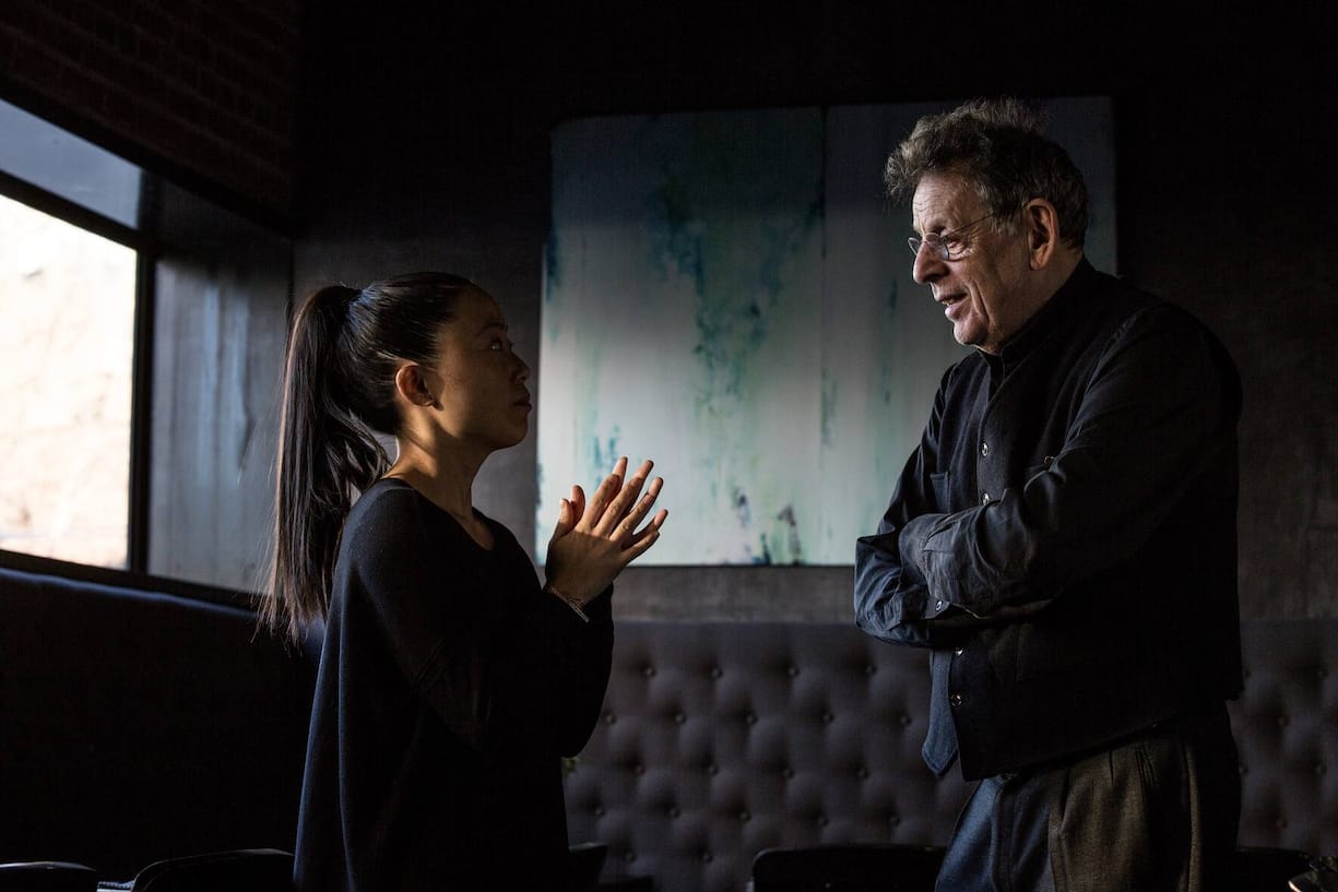 Die japanisch-peruanische Komponistin Pauchi Sasaki hat ihrem Mentor, dem amerikanischen Komponisten Philip Glass, versprochen, dereinst selbst als Mentorin zu wirken.