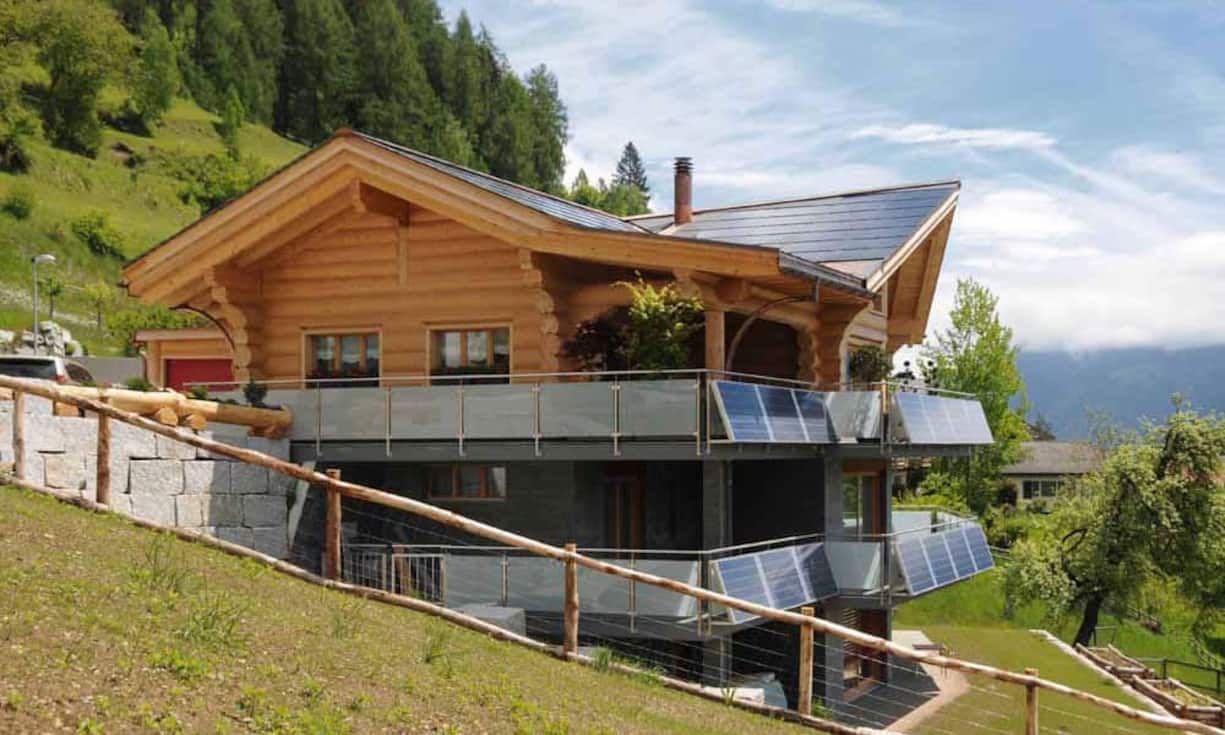 Die Immobilie befindet sich an verkehrsberuhigter Lage in einem Wohnquartier am oberen Dorfrand von Trin GR. Die Zentren von Trin, Flims und Laax sind innert weniger Minuten erreichbar.