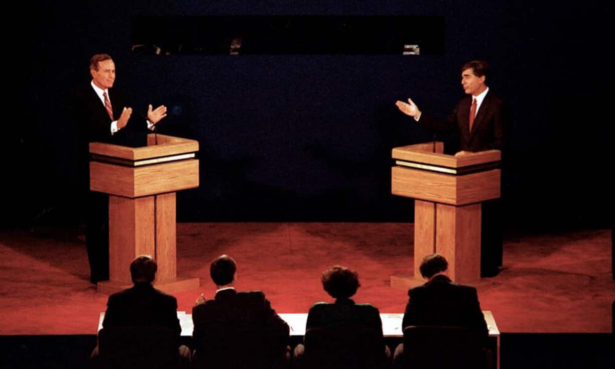 1988: Verhängnisvoll war eine Aussage des demokratischen Gouverneurs Michael Dukakis (r.). Er sprach sich im TV-Duell gegen die Todesstrafe aus, selbst wenn seine Frau Opfer eines Gewaltverbrechens würde. Er verlor gegen den Republikaner George H. W. Bush.