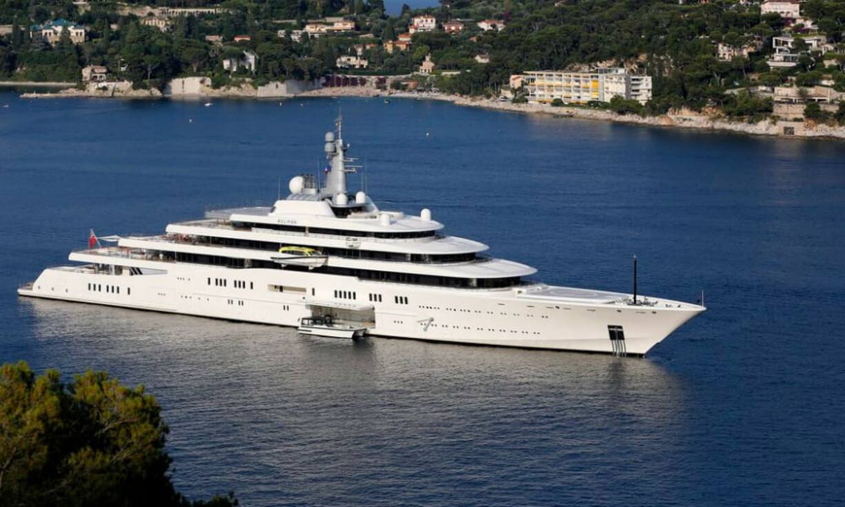 Roman Abramovich, einer der vermögendsten Menschen der Welt, kaufte sich eine Yacht für fast eine Milliarde Euro. Dafür gab es dann auch kugelsichere Scheiben und ein Raketenabwehrsystem an Deck. Ausserdem sind zwei Hubschrauberlandeplätze, elf prächtige Gastkabinen, ein Aquarium, zwei Schwimmbecken und sogar ein kleines U-Boot vorhanden.Keystone