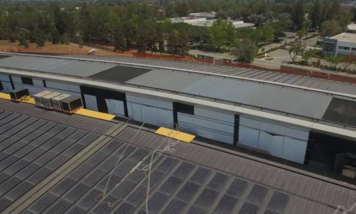 Das Hauptgebäude Ende 2016. Hier montieren Arbeiter Solarpanels. Foto: Youtube