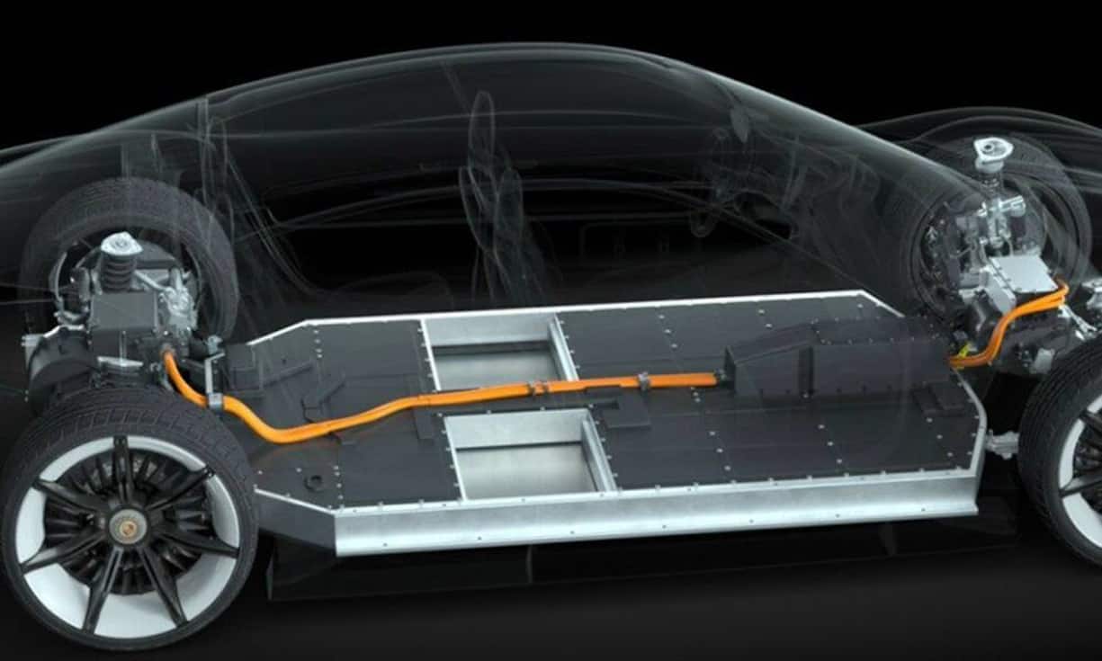 Das Fahrzeug wird nur von einer modernen Lithium-Ionen-Batterie versorgt. Damit deren Gewicht gleichmässig verteilt ist, erstreckt sie sich über den gesamten Unterboden des Wagens.