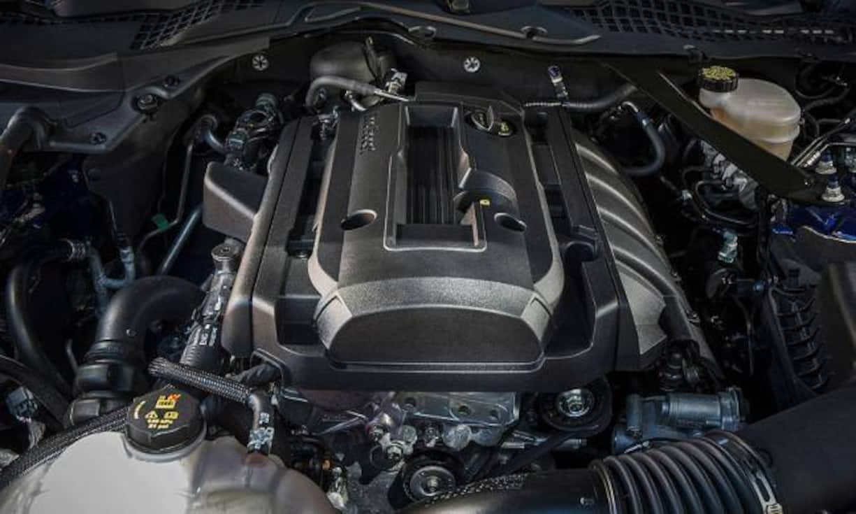 1979 kam die dritte Generation des Mustangs als Cobra-Edition mit einem 2,3-Liter-Vierzylinder-Turbo unter der Haube und bescheidenen 116 PS. Der 2,3-Liter-Ecoboost-Turbo im neuen Mustang hat 314 PS und stemmt 434 Newtonmeter (Nm) Drehmoment auf die Hinterachse.